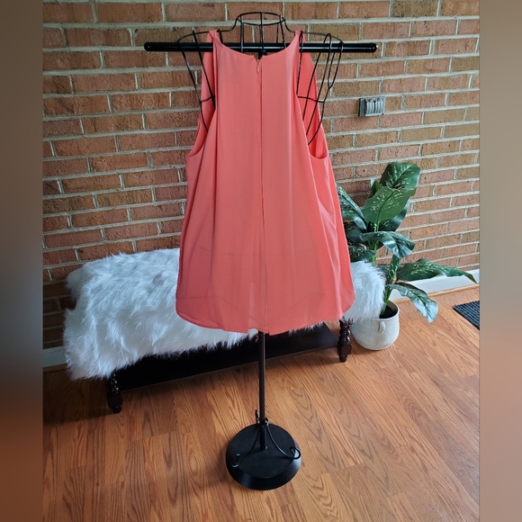 SOLD.  Ladies sleeveless 👚 Blouse - Picture 3 of 5